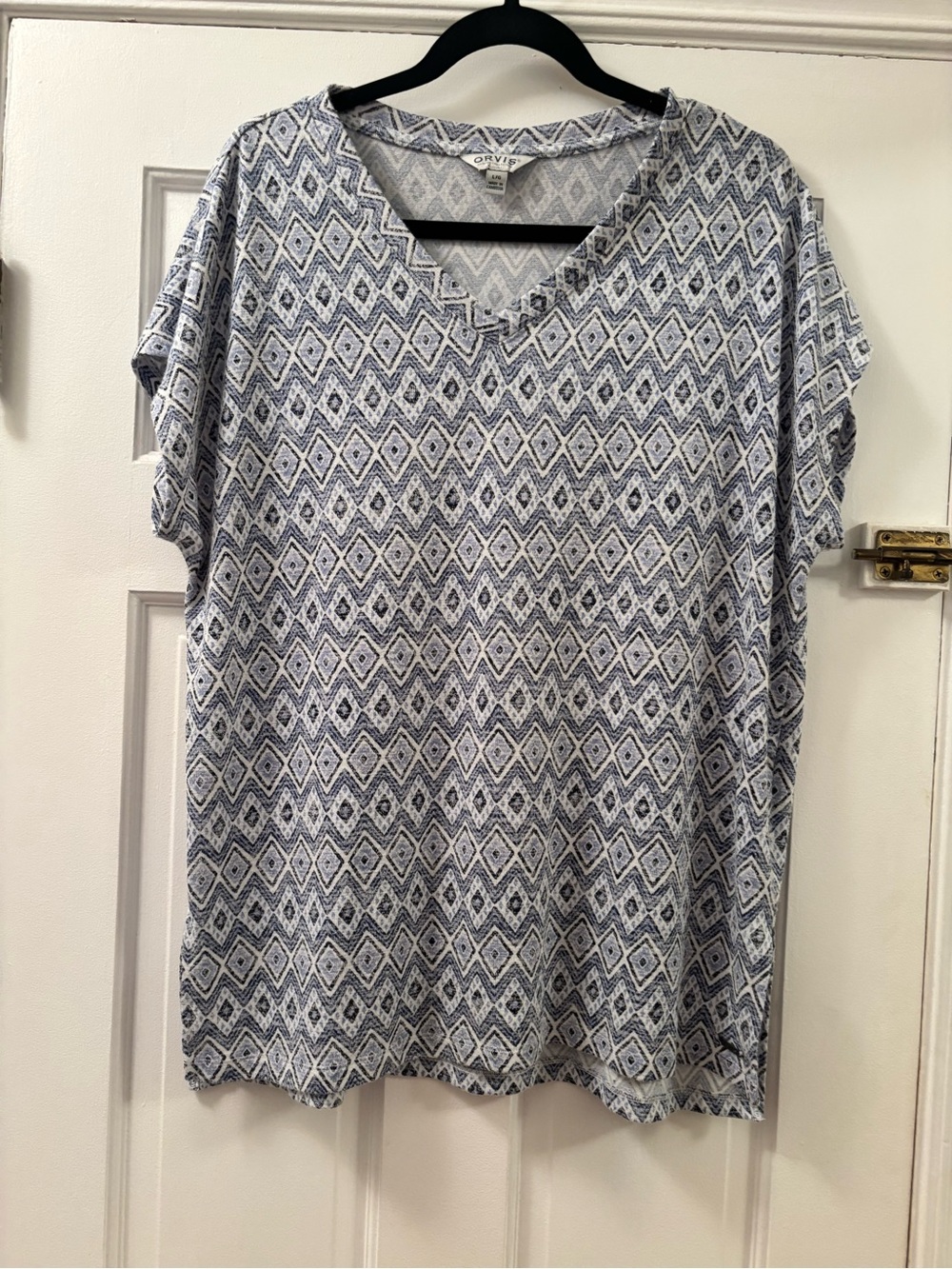 Orvis White and Blue Diamond-Print V-Neck Short Sleeve Top Size L